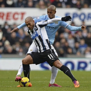 12. jan. 2014 - Brasileiro Fernandinho, do Manchester City, briga pela bola contra Yoan Gouffran, do NewCastle, em partida do Campeonato Inglês - REUTERS/Nigel Roddis