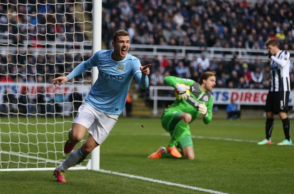 12. jan. 2014 - Dzeko comemora gol marcado pelo Manchester City contra o New Castle pelo Campeonato Inglês - AFP PHOTO / IAN MACNICOL