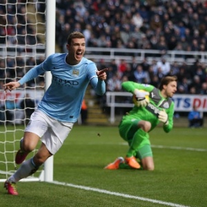12. jan. 2014 - Dzeko comemora gol marcado pelo Manchester City contra o New Castle pelo Campeonato Inglês - AFP PHOTO / IAN MACNICOL