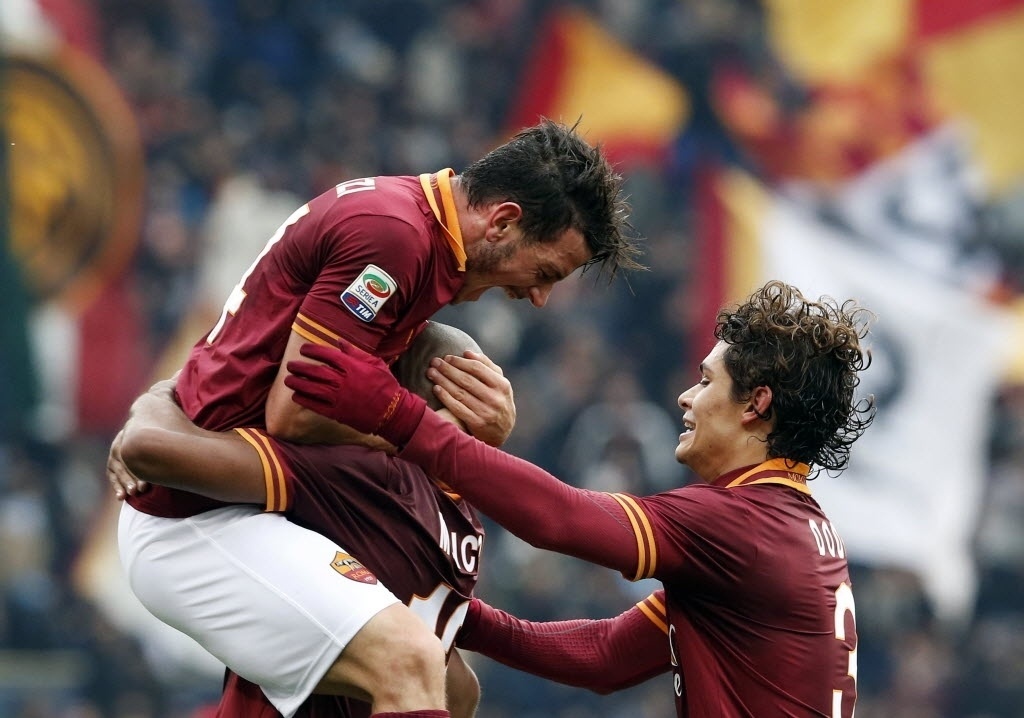 12. jan. 2014 - Jogadores da Roma comemoram gol marcado pelo brasileiro Maicon em partida contra o Genoa - REUTERS/Stefano Rellandini