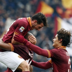 12. jan. 2014 - Jogadores da Roma comemoram gol marcado pelo brasileiro Maicon em partida contra o Genoa - REUTERS/Stefano Rellandini