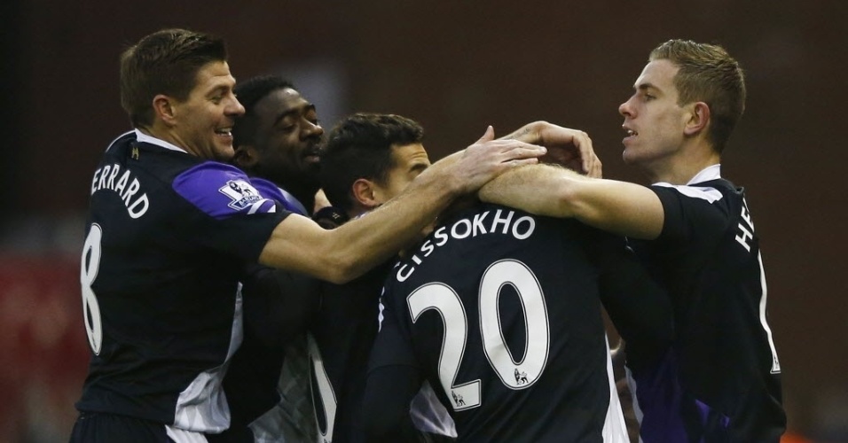 12. jan. 2014 - Jogadores do Liverpool comemoram gol marcado por Cissokho contra o Stoke City