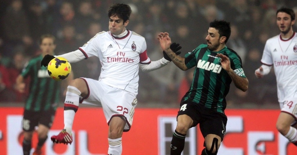 12. jan. 2014 - Kaká disputa bola com Magnanelli, do Sassuolo, em partida do Milan pelo Campeonato Italiano