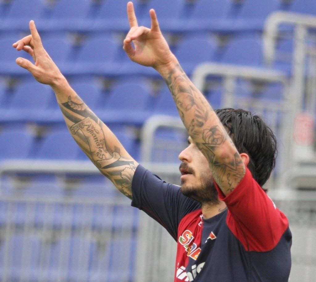 12. jan. 2014 - Pinilla comemora gol marcado pelo Cagliari contra a Juventus em jogo pelo Campeonato Italiano - EFE/EPA/GIUSEPPE UNGARI
