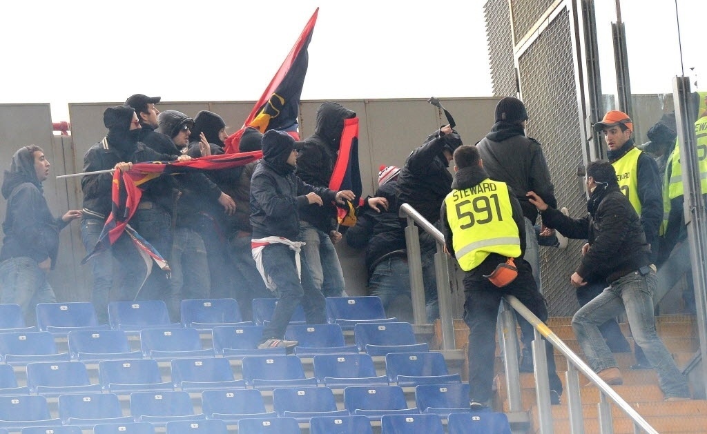 12. jan. 2014 - Torcedores do Genoa enfrentam seguranças durante partida entre Roma e Genoa pelo Campeonato Italiano, no Estádio Olímpico, em Roma - EFE/EPA/ETTORE FERRARI