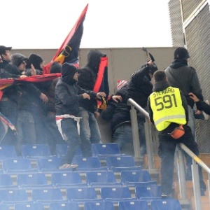 12. jan. 2014 - Torcedores do Genoa enfrentam seguranças durante partida entre Roma e Genoa pelo Campeonato Italiano, no Estádio Olímpico, em Roma - EFE/EPA/ETTORE FERRARI