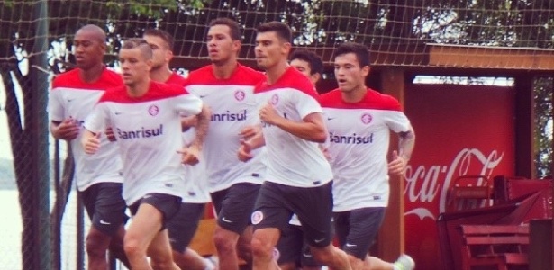 Aránguiz (direita) fez seu primeiro treino com os novos companheiros; Internacional viaja à noite - Reprodução/Instagram SC Internacional