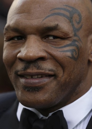 Ex-boxeador Mike Tyson exibe elegância durante a premiação do Globo de Ouro - REUTERS/Mario Anzuoni