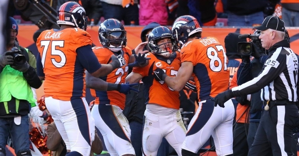 Jogadores do  Denver Broncos comemoram touchdown de Wes Welker no duelo contra o San Diego Chargers