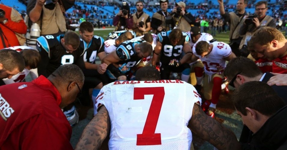 Jogadores do San Francisco 49ers fazem uma corrente de oração após a classificação da equipe para a final de conferência da NFL