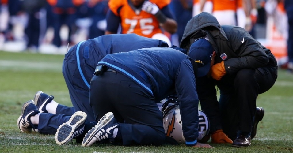 Manti Te'o, do San Diego Chargers, recebe atendimento médico durante a partida contra o Denver Broncos