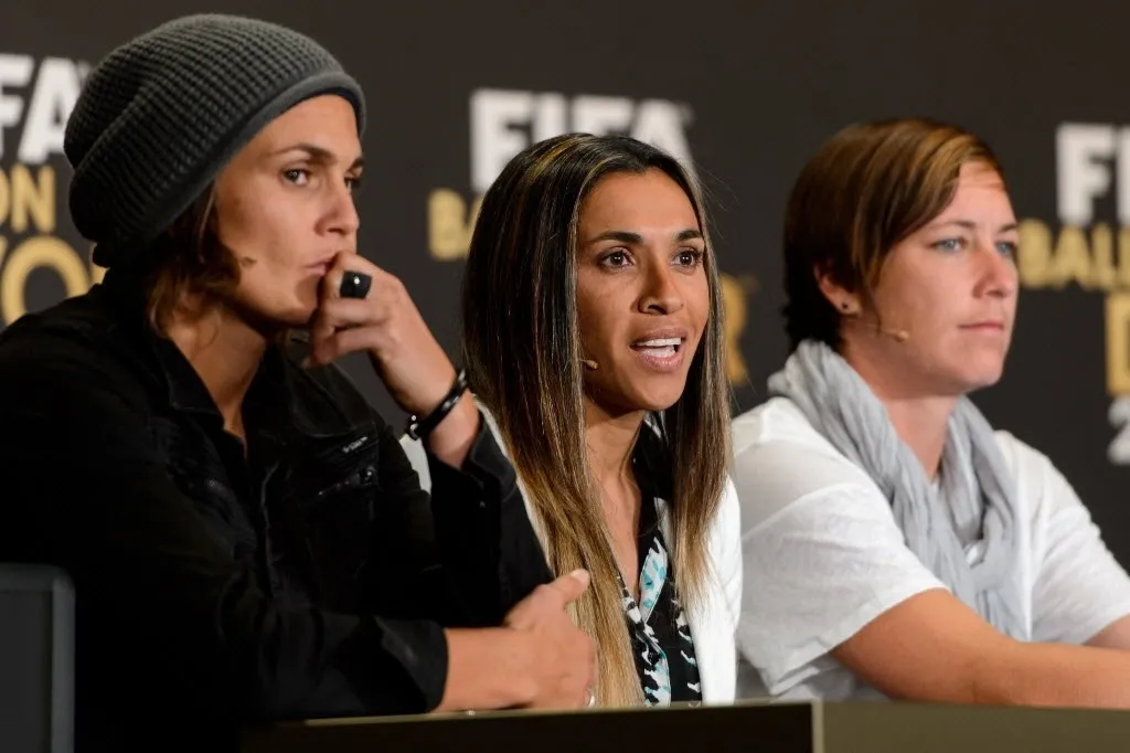 13.jan.2014 - Concorrentes ao prêmio de melhor jogadora do mundo da Fifa a goleira alemã Nadine Angerer, a brasileira Marta e a norte-americana Abby Wambach participam de entrevista coletiva antes do evento de premiação - AFP PHOTO / FABRICE COFFRIN
