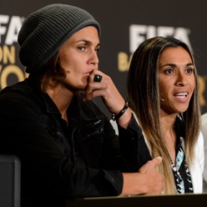 13.jan.2014 - Concorrentes ao prêmio de melhor jogadora do mundo da Fifa a goleira alemã Nadine Angerer, a brasileira Marta e a norte-americana Abby Wambach participam de entrevista coletiva antes do evento de premiação - AFP PHOTO / FABRICE COFFRIN