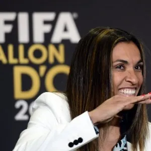 13.jan.2014 - Marta brinca durante entrevista coletiva antes do evento de premiação do troféu Bola de Ouro da Fifa - AFP PHOTO / OLIVIER MORIN