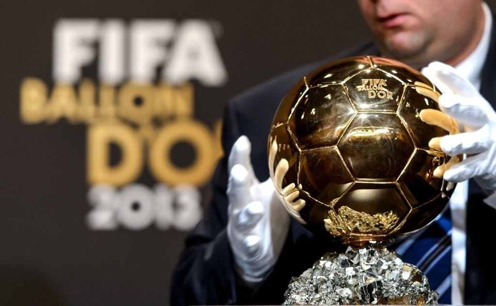 13.jan.2014 - Troféu Bola de Ouro é exibido em entrevista coletiva antes do evento de premiação em Zurique, na Suíça - AFP PHOTO / FABRICE COFFRINI