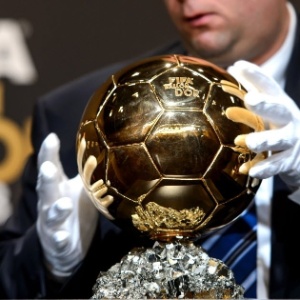 13.jan.2014 - Troféu Bola de Ouro é exibido em entrevista coletiva antes do evento de premiação em Zurique, na Suíça - AFP PHOTO / FABRICE COFFRINI