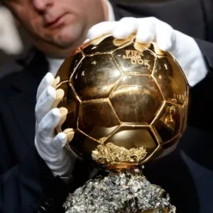 13.jan.2014 - Troféu Bola de Ouro é exibido em entrevista coletiva antes do evento de premiação em Zurique, na Suíça - AFP PHOTO / FABRICE COFFRINI