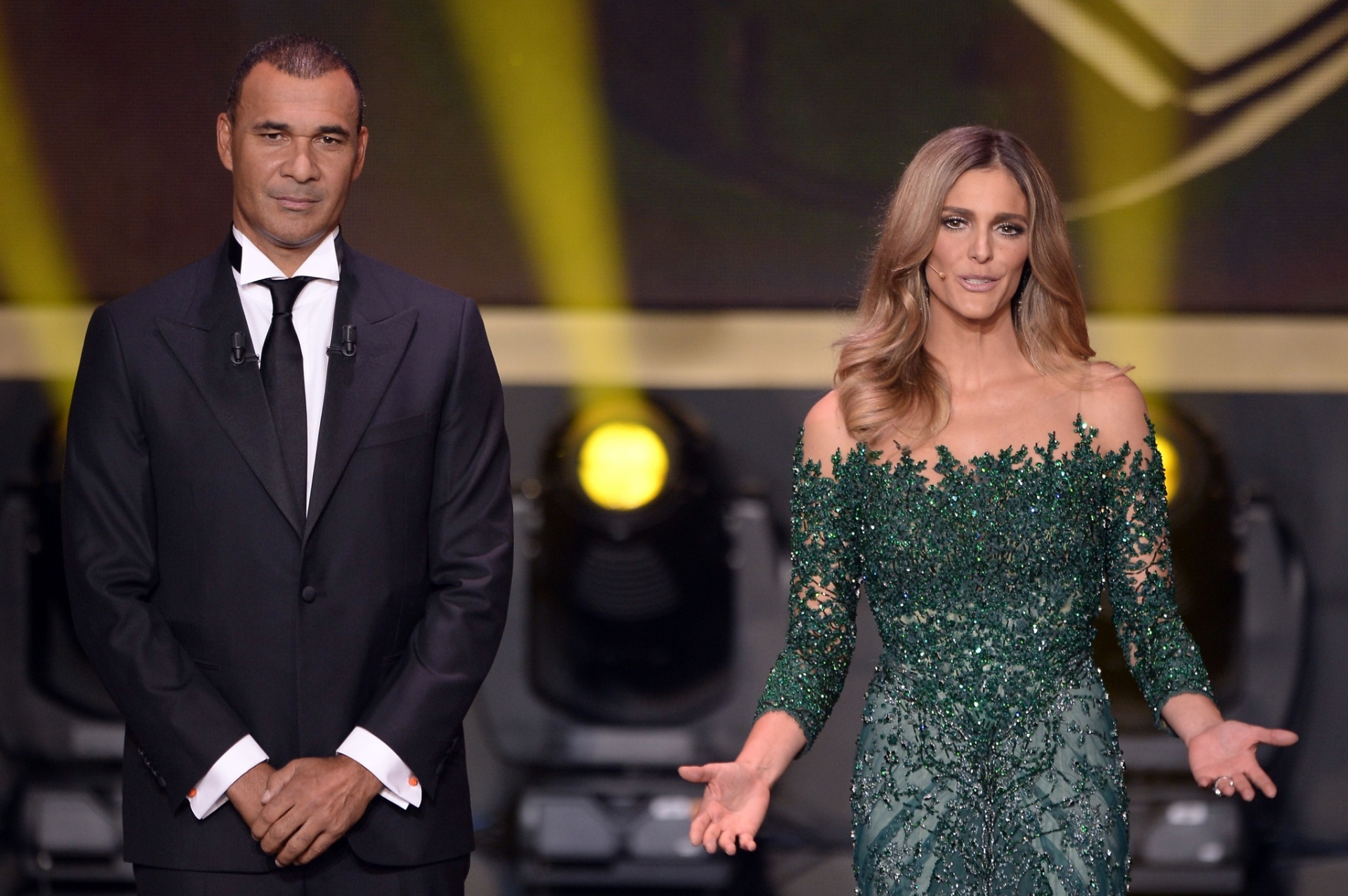 13.jan.2014 - Atriz e apresentadora brasileira Fernanda Lima apresenta a premiação da Fifa ao lado do ex-jogador holandês Ruud Gullit - AFP PHOTO / FABRICE COFFRINI
