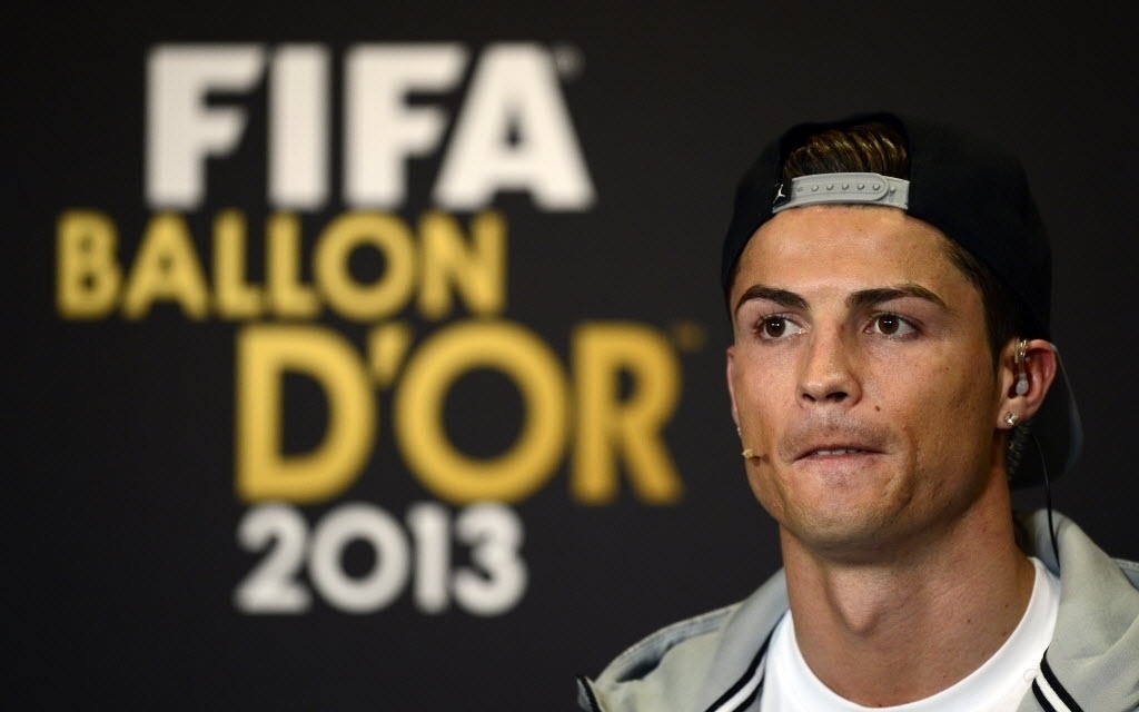 13.jan.2014 - Candidato ao prêmio de melhor do mundo da Fifa, Cristiano Ronaldo participa de coletiva antes da premiação - AFP PHOTO OLIVIER MORIN