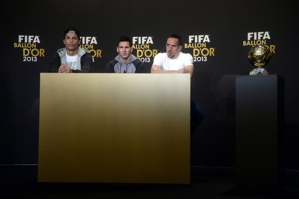 13.jan.2014 - Candidatos ao prêmio de melhor jogador do mundo em 2013, Cristiano Ronaldo, Lionel Messi e Franck Ribéry concedem entrevista coletiva antes do evento de premiação - AFP PHOTO OLIVIER MORIN