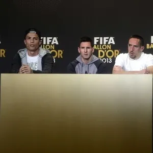 13.jan.2014 - Candidatos ao prêmio de melhor jogador do mundo em 2013, Cristiano Ronaldo, Lionel Messi e Franck Ribéry concedem entrevista coletiva antes do evento de premiação - AFP PHOTO OLIVIER MORIN