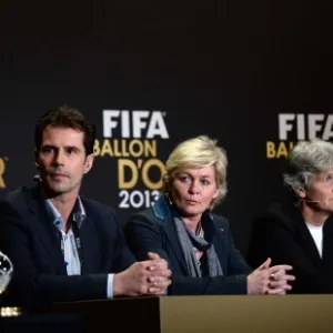 13.jan.2014 - Candidatos ao prêmio de melhor treinador de 2013, Ralf Kellermann, Silvia Neid e Pia Sundhage concedem entrevista coletiva - Xinhua/Wang Siwei