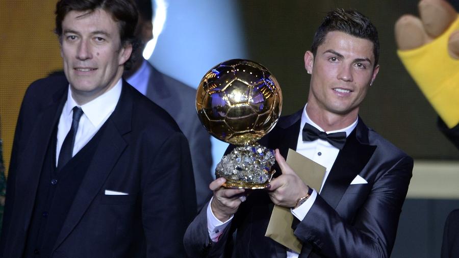 CR7 vendeu uma réplica do troféu mais cobiçado do mundo do futebol para levantar fundos para a caridade - AFP