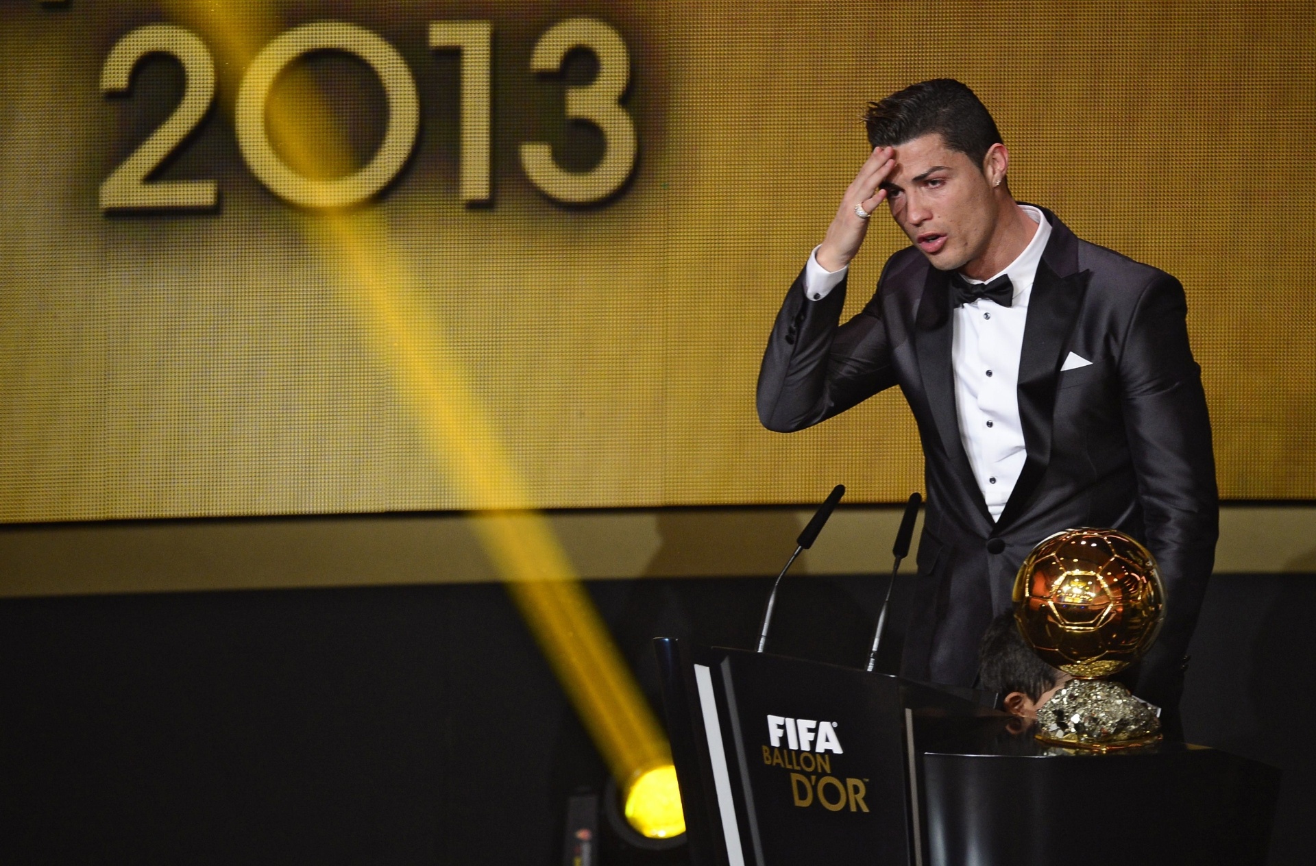 13.jan.2014 - Cristiano Ronaldo se emociona ao ser eleito o melhor jogador do mundo de 2013 e quebrar hegemonia de Messi - AFP