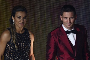 13.jan.2014 - Jogadora brasileira Marta posa ao lado do atacante argentino Lionel Messi durante evento em Zurique - AFP PHOTO / OLIVIER MORIN