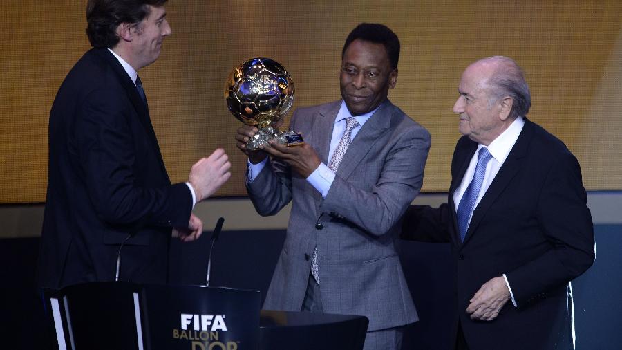 Pelé recebe troféu Bola de Ouro das mãos do presidente da Federação Francesa de Futebol, Francois Moriniere, e do presidente da Fifa, Joseph Blatter