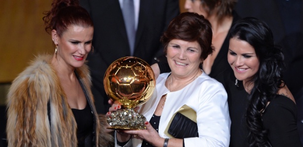 Dolores Aveiro (c), mãe de Cristiano Ronaldo, posa com a Bola de Ouro conquistada por seu filho - AFP