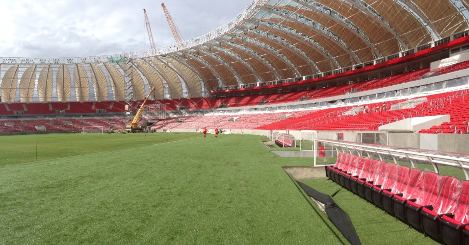 Inter e Andrade Gutierrez terminaram a instalação das folhas opacas da cobertura do estádio Beira-Rio (13/01/2014)