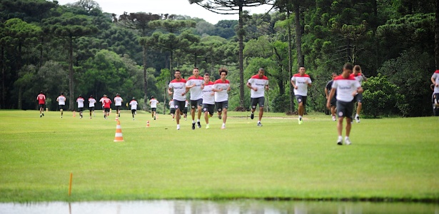 Jogadores do Inter se dividiram em três grupos para fazer corridas pelo campo de golf em Gramado - Alexandre Lops/Inter