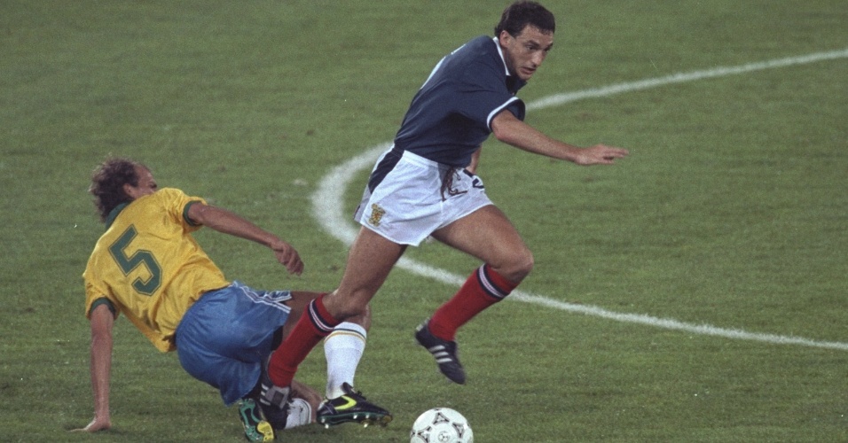 Volante Alemão na marcação de jogador da Escócia na Copa de 1990; ele procura chance como técnico