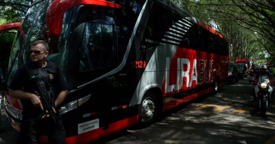 14.jan.2014 - Ônibus da seleção dos EUA chega ao CT do São Paulo sob forte esquema de segurança para treino nesta terça