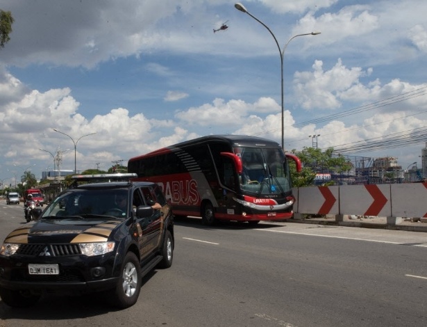 14.jan.2014 - Ônibus da seleção dos EUA chega ao CT do São Paulo sob forte esquema de segurança para treino nesta terça