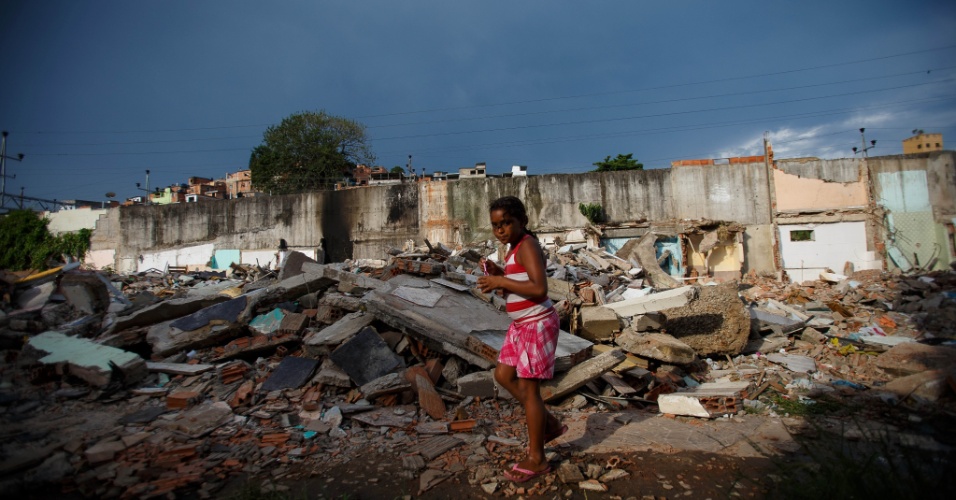 Criança em meio a entulho de moradias destruídas em remoção na comunidade Metrô-Mangueira