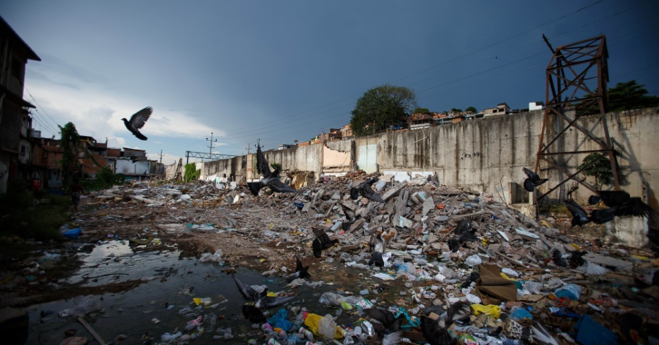 Destroços de moradias destruídas em remoção misturam-se com moradias na comunidade Metrô-Mangueira