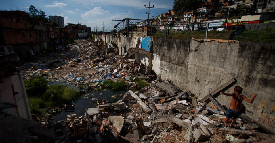 Destroços de moradias destruídas em remoção misturam-se com moradias na comunidade Metrô-Mangueira
