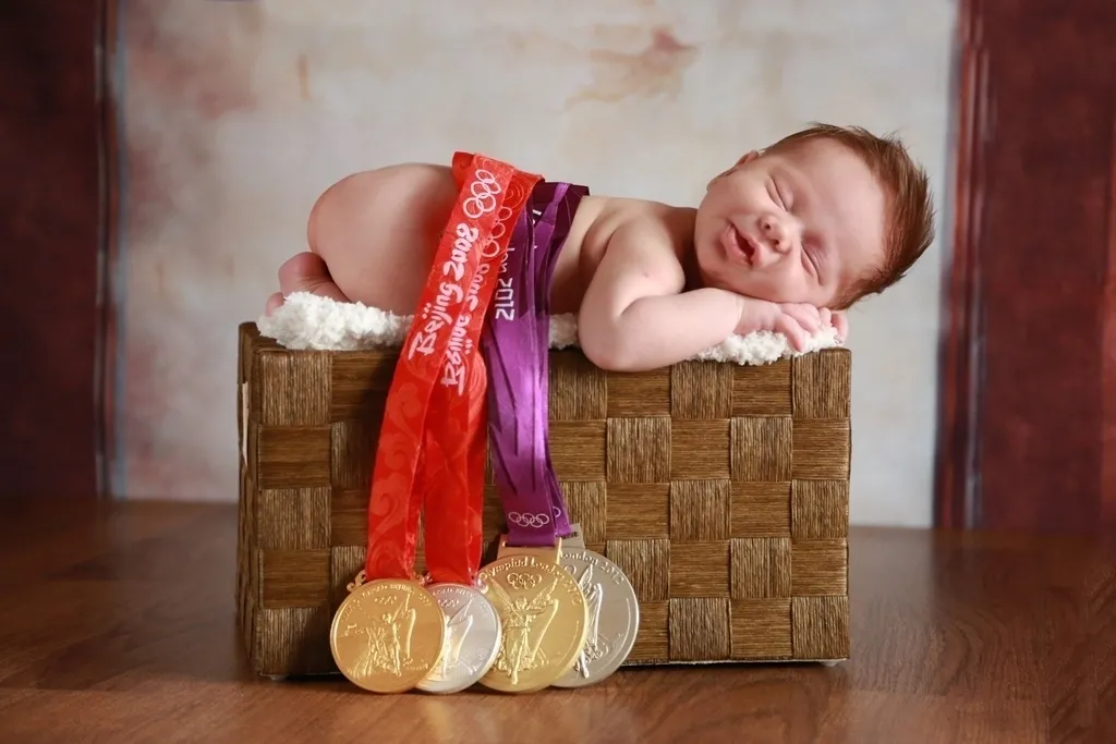 Arthur, filho de Jaqueline e Murilo, foi fotografado com as medalhas conquistadas pelos pais nas Olimpíadas de Pequim e Londres - Roni Sanches/Divulgação