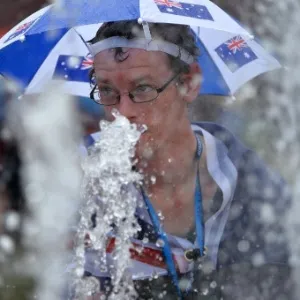 Australiano se refresca durante o terceiro dia de disputa no Aberto da Austrália - AFP PHOTO / SAEED KHAN