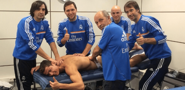 Cristiano Ronaldo durante sessão de massagem no Real, em foto publicada em seu Twitter - Reprodução/Twitter Cristiano Ronaldo