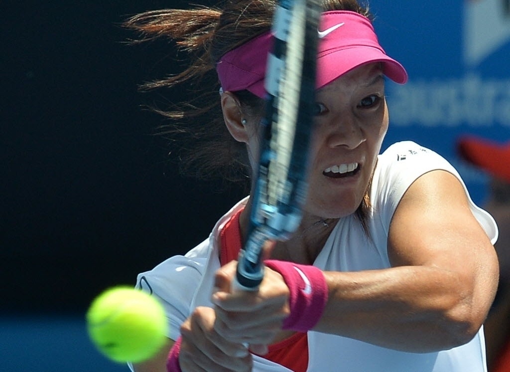 Na Li devolve bola na segunda rodada do Aberto da Austrália contra Belinda Bencic - AFP PHOTO / PAUL CROCK