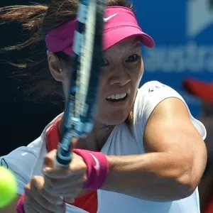 Na Li devolve bola na segunda rodada do Aberto da Austrália contra Belinda Bencic - AFP PHOTO / PAUL CROCK