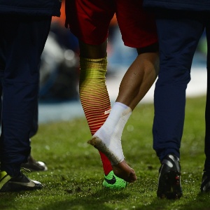 16.jan.2014 - Detalhe do tornozelo direito de Neymar após lesão no confronto entre Barcelona e Getafe, pela Copa do Rei da Espanha - AFP PHOTO/ JAVIER SORIANO