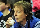 Aos olhos de Paul McCartney e astros da bola, Nets batem Hawks em Londres