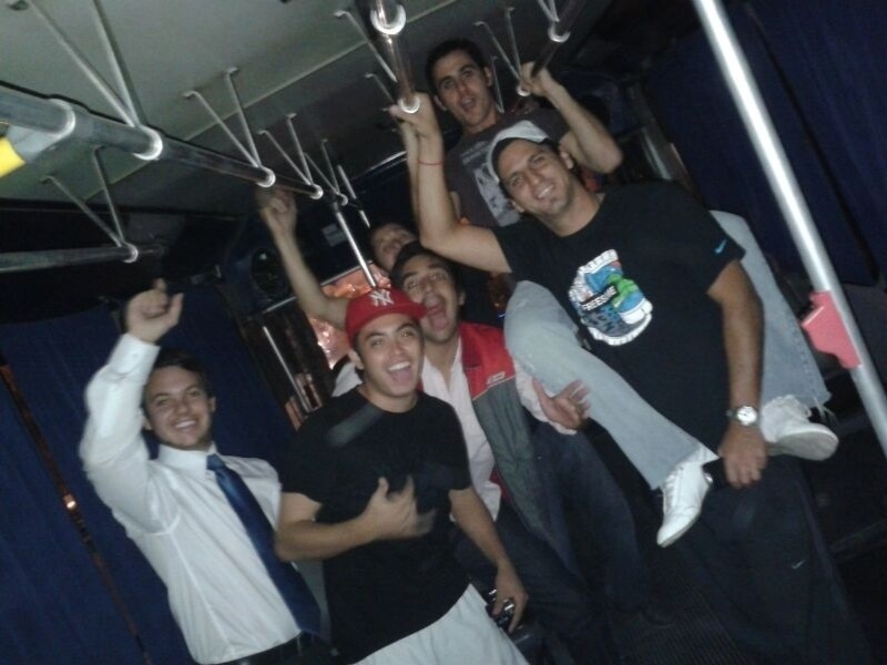 Há mais de um ano, argentinos reformam ônibus ano 98 que os trará para assistir à Copa do Mundo no Brasil