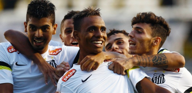Jogadores do Santos comemoram gol marcado por Diego Cardoso em jogo contra o Grêmio Osasco - Ricardo Saibun/AGIF