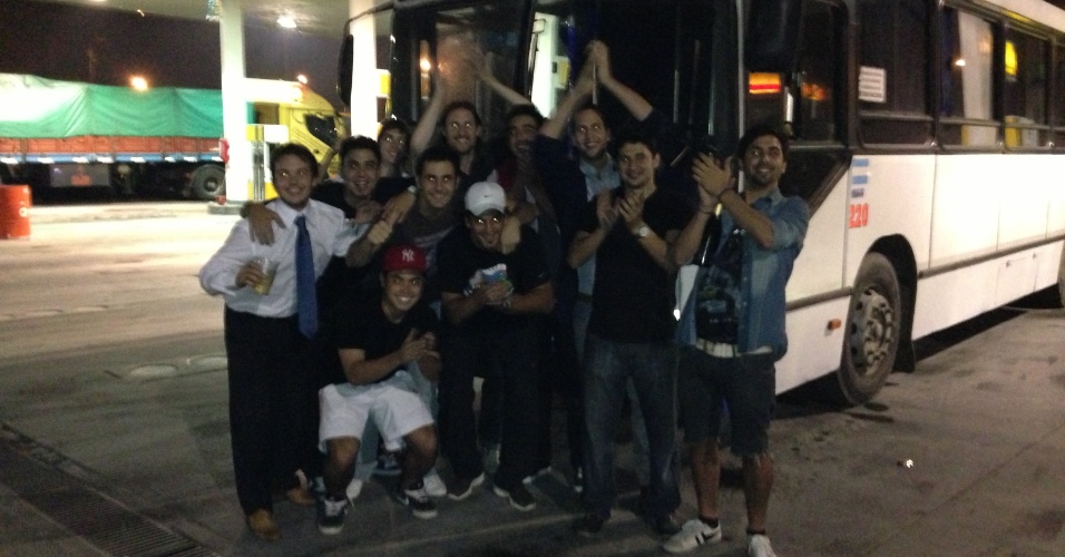 Jovens argentinos que compraram um ônibus para vir à Copa do Mundo no Brasil dizem que os amigos invejam a aventura e que seus pais dizem que estão loucos