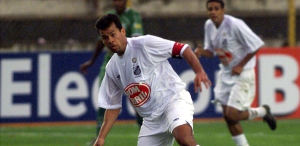 Paulo Almeida em jogo do Brasileiro 2002, vencido pelo Santos - Almeida Rocha/Folhapress